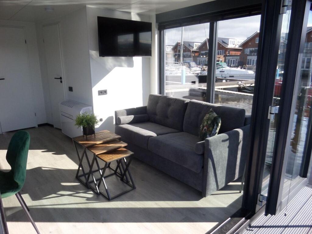 Modern Houseboat With Air Conditioning Located In Marina Uitgeest 외부 사진